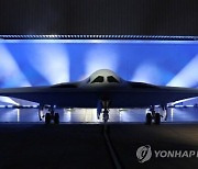 미국 차세대 폭격기 B-21 공개…중국·북한 겨냥 핵억제력 강화
