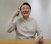 16강 진출 축구대표팀 격려 통화하는 윤석열 대통령
