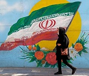 ‘지도순찰대’ 폐지하는 이란…시위 확산에 히잡 완화하나