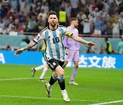 [월드컵] '메시 1,000경기 자축골' 아르헨티나, 호주에 1-0 앞서 (전반 종료)