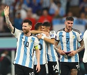 [월드컵] '메시 1000경기 자축포' 아르헨티나, 호주 누르고 8강 진출