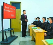 충성 교육 받는 북한 학생들… "불멸의 업적 심장 깊이 체득"