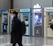 예대금리 전방위 압박 나선 금융당국…은행은 '눈치보기' 돌입
