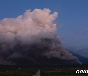 [포토] 연기 내뿜는 인니 자바섬의 스메루 화산