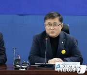 '2+2 협의체' 발언하는 김성환 민주당 정책위의장