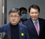 예산안 논의 위한 '2+2 협의체' 참석하는 성일종·김성환