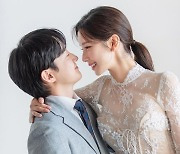 야옹이 작가, 웨딩사진 공개…♥전선욱 작가와 행복한 미소