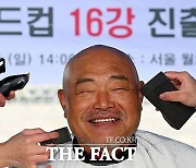 '삭발투혼' 김흥국, "내친 김에 브라질 잡고 8강 가자"
