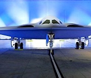 美 차세대 스텔스 폭격기 B-21 첫 선…2026년부터 100대 배치
