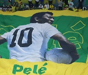'암 투병' 펠레의 당부 "난 강하다…브라질 대표팀 지켜봐줘"