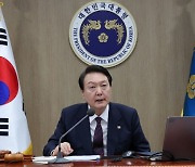 尹 “화물연대, 경제 볼모 잡아…민노총은 ‘정치 파업’”
