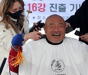 웃으며 머리 민 김흥국…월드컵 16강 진출 자축 삭발