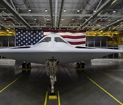 핵무기 운용·비밀 타격 가능… 베일 벗은 美 차세대 폭격기 ‘B-21’