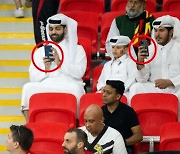 카타르 월드컵 ‘노출 의상’ 女 축구팬 도촬하다 딱 걸린 현지 남성들