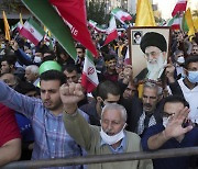 이란, '히잡 시위'에 백기?···아미니 끌고 간 '도덕경찰' 폐지