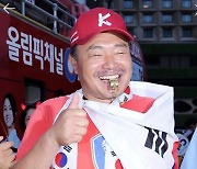 김흥국, 16강 진출 삭발 공약 이행...약속 지켰다