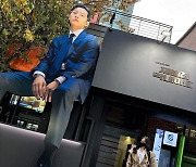 티파니, '재벌집 막내아들' 송중기 입간판 앞 인증샷…주말에도 '열일'