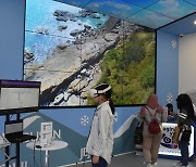 VR 콘텐츠로 한국 관광지 체험하는 시민들