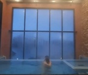 조예영♥한정민, 풀빌라 온수풀에서 포옹+장난 "누드톤 수영복 입었어요"