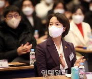 [포토] 중소기업 노동규제 토론회 참석한 이영 장관