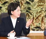 김장호 구미시장과 얘기하는 양향자 국힘반도체특위 위원장