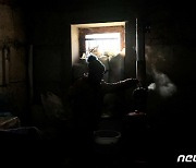 난방·수도 공급 없는 싸늘한 아파트에서 생활하는 우크라 시민