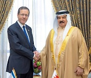 이츠하크 이스라엘 대통령 영접하는 바레인 알할리파 국왕