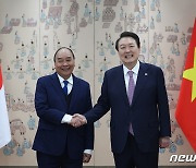 尹 만난 푹 베트남 주석 "성공적 회담…관계 격상 기쁜 소식"