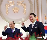 尹대통령 "한-베트남, 새로운 출발점…밝고 역동적인 미래 열 수 있다"
