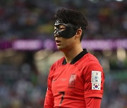 [카타르 WC] BBC “슈퍼히어로 손흥민 마스크 뒤에 한국의 ‘희망’ 있어”