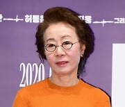 [전문] 윤여정, 결국 후크 떠난다…"전속계약 종료"