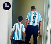 '알츠하이머' 진단 前 아르헨티나 감독, 투병 중에도 유니폼 입고 고국 응원