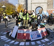 [외신사진 속 이슈人] 중국 정부 무릎 꿇린 `제로 코로나` 반대 세계적 시위