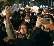 [471호] photo news | 불붙은 中 ‘제로 코로나 봉쇄’ 반대 시위 사회 통제 시험대 오른 1인 권력 시진핑