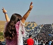 도덕경찰 없애고 히잡법 푼다는 이란…시위대 "눈속임 말라"