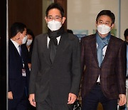 Lee Jae-yong flies to UAE in first trip since becoming Samsung chairman