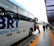 "양문개방, 비접촉 결제" 차세대 교통수단 슈퍼 BRT 어떻길래?