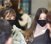 [MD포토] 에이핑크 박초롱·윤보미 '마스크로 가릴 수 없는 예쁨'