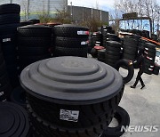 화물연대 파업 12일째, 쌓여가는 타이어