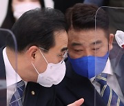 박정 의원과 대화하는 민주당 박홍근 원내대표