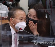 대화하는 윤재옥 외통위원장과 민주당 이재정 간사