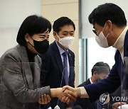 박용진 의원과 악수하는 전현희 국민권익위원장