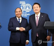 악수하는 윤 대통령과 푹 베트남 국가주석