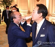 베트남 국가주석과 러브샷하는 윤석열 대통령
