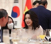 대화하는 김건희 여사와 베트남 국가주석