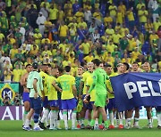브라질의 8강행 세리머니, '암 투병' 펠레 응원 현수막 펼쳤다