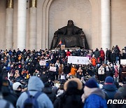 [포토] 몽골 울란바토르 광장 점거한 시위대