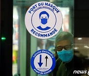코로나 확진자 5만명 넘은 프랑스…마스크 의무 재도입 검토