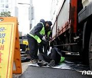 노후 화물차 배출가스 단속하는 서울시 공무원들