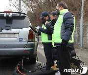 노후자동차에 설치된 매연저감장치 상태 점검하는 서울시 공무원